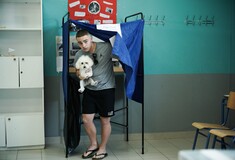 Εκλογές 2023: Από νωρίς στις κάλπες, μαζί με τα σκυλιά τους
