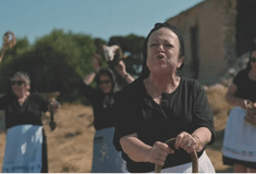 Οι Κρητικές γιαγιάδες επέστρεψαν και ίδρυσαν κόμμα: «Η φάση είναι Γ.Κ.ΡΙ.ΝΤ.Σ»