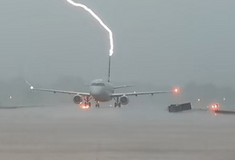 Η στιγμή που κεραυνός χτυπά αεροσκάφος γεμάτο επιβάτες