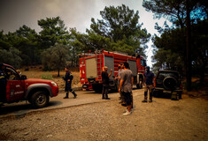 Φωτιά στη Ρόδο: Με εγκαύματα στο νοσοκομείο εθελοντής πυροσβέστης