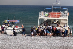 Φωτιά στη Ρόδο: Καταγγελίες για ελλείψεις και χάος 