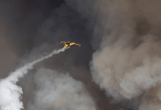 Πτώση Canadair στην Κάρυστο - Μακρόν: «Στηρίζουμε τους ήρωες»
