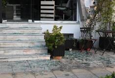 Φωτιά στη Νέα Αγχίαλο: Σπασμένες βιτρίνες και άδεια πόλη μετά τις εκρήξεις