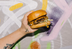 Καμία δίαιτα, παίζουν καινούργιες διευθύνσεις για φοβερά burgers στην Αθήνα 