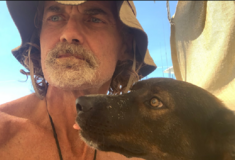 Επιβίωσε 2 μήνες στη θάλασσα, με τον σκύλο του- Τώρα εξηγεί γιατί πρέπει να πει «αντίο» στο κατοικίδιό του