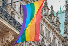 Γερμανία: Νεοναζί αντικατέστησαν σημαία του Pride με σβάστικα