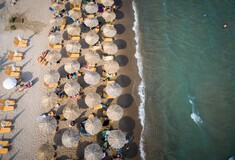«Κίνημα της πετσέτας»: Μέχρι και 120 ευρώ οι ξαπλώστρες- Παρουσία σωματοφυλάκων στις παραλίες