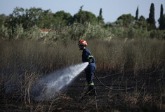 Μαίνεται η φωτιά στη Σκιάθο - Σε ύφεση η πυρκαγία στην Ελευσίνα, άνοιξε η εθνική οδός