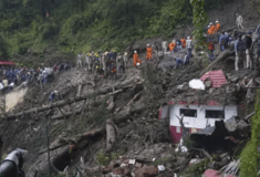 Πλημμύρες στην Ινδία: 25 εγκλωβισμένοι στα ερείπια ναού που κατέρρευσε - 9 νεκροί