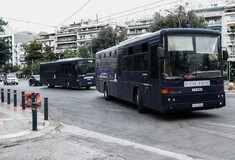 Νέα Φιλαδέλφεια: Άρχισε η μεταγωγή των 105 κατηγορούμενων στις 16 φυλακές