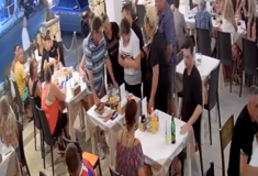 Ζάκυνθος: Η στιγμή που σερβιτόρος σώζει με λαβή Χάιμλιχ πελάτισσα σε εστιατόριο