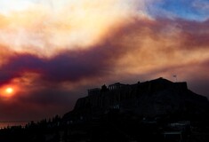 Φωτιά στη Φυλή: Η Ακρόπολη «χάθηκε» από τους καπνούς 