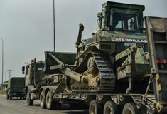 Φωτιά στον Έβρο: Ο Στρατός μεταφέρει πυρομαχικά σε ασφαλέστερες αποθήκες 