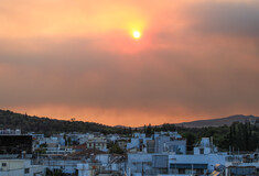 Φωτιά στην Πάρνηθα: «Στο κόκκινο» Δυτική Αττική και Πειραιάς λόγω των επικίνδυνων αιωρούμενων σωματιδίων