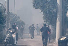Φωτιά στην Πάρνηθα: Κόσμος τρέχει να σωθεί από τις φλόγες - Νέες αναζωπυρώσεις