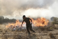 Φωτιά στην Πάρνηθα: Κοντά στο στρατόπεδο Καποτά οι φλόγες