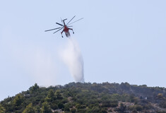 Φωτιά στην Πάρνηθα: Πλάνα που κόβουν την ανάσα από το ελικόπτερο της πυροσβεστικής 