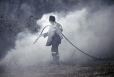 Φωτιά στα Τρίκαλα: Τραυματίστηκε πυροσβέστης στο χέρι