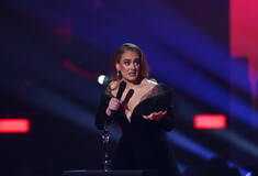 Adele: Τα «έβαλε» με σεκιούριτι στη συναυλία της- «Ασε ήσυχο τον θαυμαστή μου»