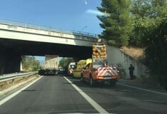 Μαγνησία: Ασθενοφόρο με τρεις επιβάτες άρπαξε φωτιά στον κόμβο Βελεστίνου