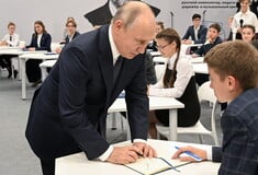 «Η Ρωσία είναι ανίκητη» λέει ο πρόεδρος Πούτιν σε μαθητές- Τι είπε για την Ουκρανία