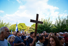 Με σταυρούς και εικόνες στο συλλαλητήριο για τις νέες ταυτότητες στη Θεσσαλονίκη