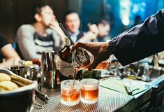 ΑΑΔΕ: «Λουκέτο» σε 28 μπαρ στην Κέρκυρα- Για ποτά «μπόμπες» και φοροδιαφυγή