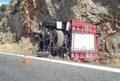 Φωκίδα: Ανατροπή πυροσβεστικού οχήματος με δύο τραυματίες