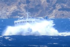 Κυκλάδες: Βίντεο με το πλοίο «Σκοπελίτης» να δίνει μάχη στα κύματα έξω από τη Νάξο
