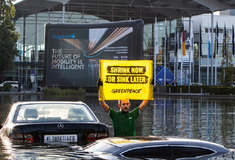 Ακτιβιστές για το κλίμα βύθισαν αυτοκίνητα σε λίμνη 