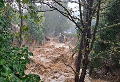 Κακοκαιρία Daniel: Σπίτια βυθίστηκαν σε ρέμα - Εικόνες ολικής καταστροφής 