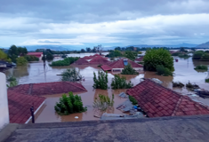 Κακοκαιρία Daniel- Καρδίτσα: Χωριά χάθηκαν στα νερά, αγωνία για τους κατοίκους- Ανεβασμένοι σε στέγες