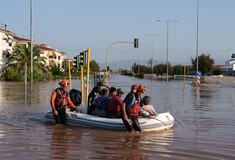 Κακοκαιρία - Ανατράπηκαν δύο σωσίβιες λέμβοι στη Γιαννούλη Λάρισας 