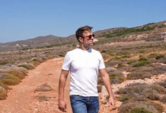 Ο Στέφανος στο «γαλανόλευκο παραπέτασµα» 