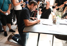 Εκλογές ΣΥΡΙΖΑ: Η στιγμή που ψηφίζει ο Στέφανος Κασσελάκης- «Με τον Αλέξη και για τον Αλέξη»