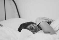 Κοιμάστε με ένα μαξιλάρι ανάμεσα στα πόδια; Υπάρχει λόγος (και καλά κάνετε)