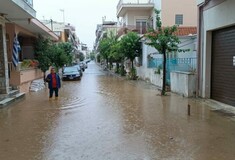 Κακοκαιρία Elias: Πλημμυρισμένοι δρόμοι στο Βόλο μετά από καταρρακτώδη βροχή