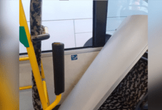 Ξεκόλλησε τμήμα οροφής λεωφορείου του ΟΑΣΘ και έπεσε στο κεφάλι επιβάτισσας