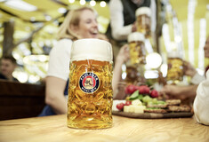 1ο Paulaner Oktoberfest: Η μεγαλύτερη γιορτή μπίρας έρχεται στην Αθήνα και μετράμε ήδη αντίστροφα