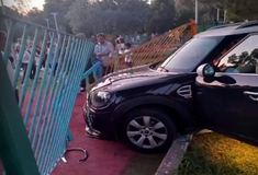 Τροχαίο ατύχημα στη Βουλιαγμένη: Αυτοκίνητο έπεσε πάνω σε παιδική χαρά