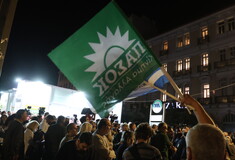 Και ξαφνικά η Αθήνα γέμισε σημαίες του ΠΑΣΟΚ