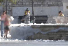 Γέμισε ξανά αφρούς το σιντριβάνι στην πλατεία Συντάγματος