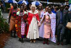 Η βασίλισσα Καμίλα χόρεψε με γυναίκες των Μασάι