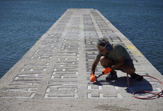 Μια εικαστική εγκατάσταση στο παραλιακό μέτωπο της Ελευσίνας 