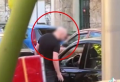 Καβγάς μεταξύ οδηγών στον δρόμο: Άνδρας χτύπησε γυναίκα, της κλώτσησε το αυτοκίνητο