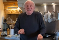 Ο Άντονι Χόπκινς χορεύει ρούμπα στην κουζίνα