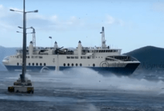Αίγινα: Μάχη για να δέσει πλοίο στο λιμάνι– Έσπασε τζάμι από την κακοκαιρία