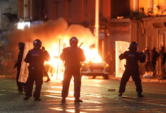 Νύχτα βίας στο Δουβλίνο- Επεισόδια από ακροδεξιούς μετά από επίθεση σε σχολείο