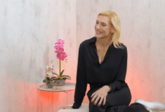 «50 Shades of Fake»: Η Ζέτα Δούκα έγινε 50 και τρολάρει τα στερεότυπα για την ηλικία