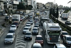 Κίνηση στους δρόμους: Ουρές χιλιομέτρων στον Κηφισό μετά από ανατροπή τρέιλερ 